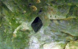 سنگ لوزی در حفاری دفینه